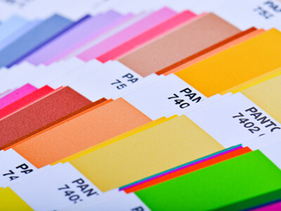 Briefpapier und Visitenkarten werden oft mit HKS Farben für ein immer gleiches Ergebnis gedruckt.