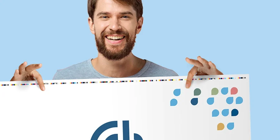 Mann hält einen Druckbogen